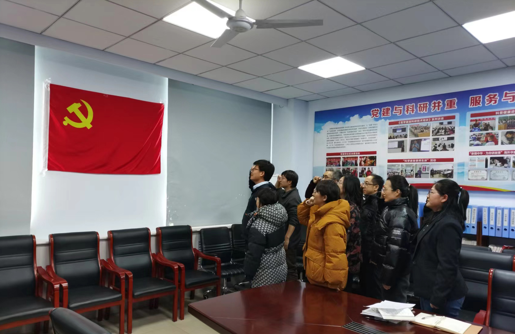 图1-第六党支部党员进行重温入党誓词.jpg